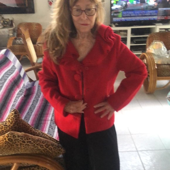 Vintage bright red Large jacket with four ruffles around the neck. - Picture 3 of 8